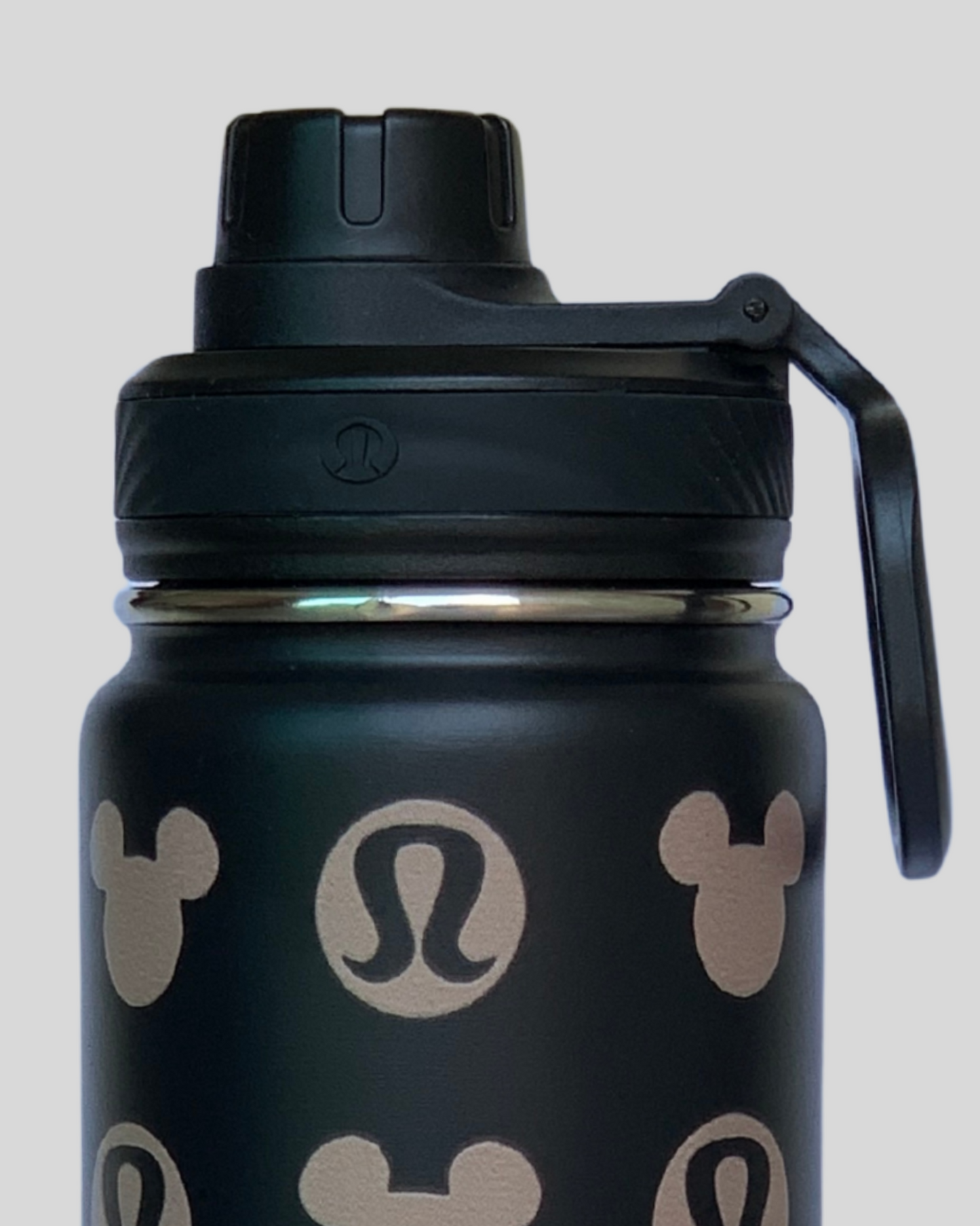 Disney x lululemon زجاجة مياه رياضية Back to Life باللون الأسود سعة 24 أونصة (710 مل)