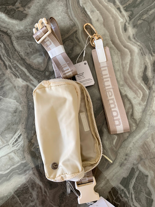 Lululemon Everywhere Wordmark Crossbody Belt Bag 1L - Buttercream