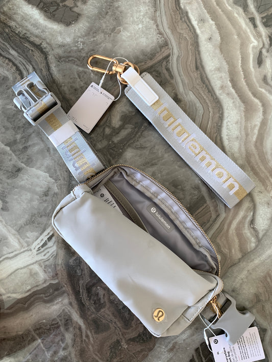 Lululemon Everywhere Belt Bag 1 لتر، بيج وذهبي